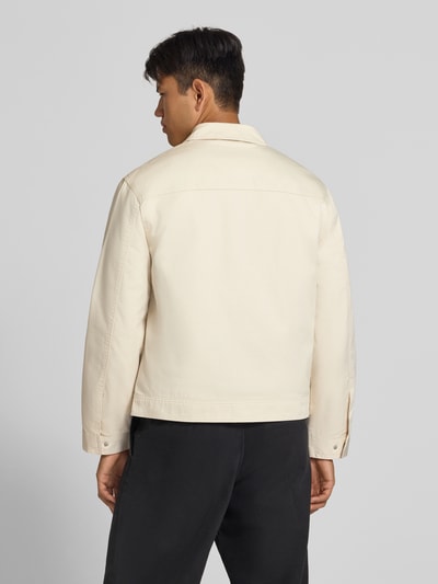 Męski model nosi Regular Fit Jacke aus Baumwoll-Mix od REVIEW, kolor jasny, gładka faktura, wykładany kołnierz, krój regular fit, wyhaftowane logo, zamek błyskawiczny, Długość tyłu w rozmiarze M: 66 cm, Szerokość ramion w rozmiarze M: 49 cm, Szerokość klatki piersiowej w rozmiarze M: 56 cm, Długość rękawów w rozmiarze M: 64 cm, widok całej sylwetki z tyłu.