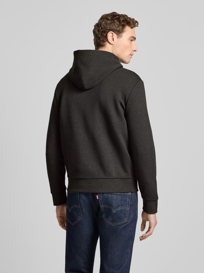 Männermodel trägt Regular Fit Sweatjacke aus Baumwoll-Mix von Polo Ralph Lauren in Dunkelgrau, Kapuze, langarm, gerippte Abschlüsse, Ganzkörperansicht Rückansicht.
