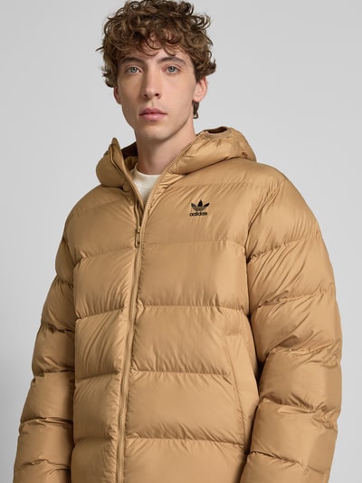 adidas Originals Kurtka pikowana o kroju regular fit z wyhaftowanym logo model ‘Commercial’ Średniobrązowy 3