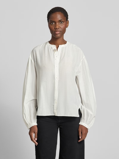 Vrouwenmodel draagt Regular Fit Bluse mit Ziersteinbesatz van Luisa Cerano in wit, ronde hals, knoopsluiting, ruglengte maat 36: 66 cm, mouwlengte maat 36: 56 cm, ganzkörperansicht van voren.