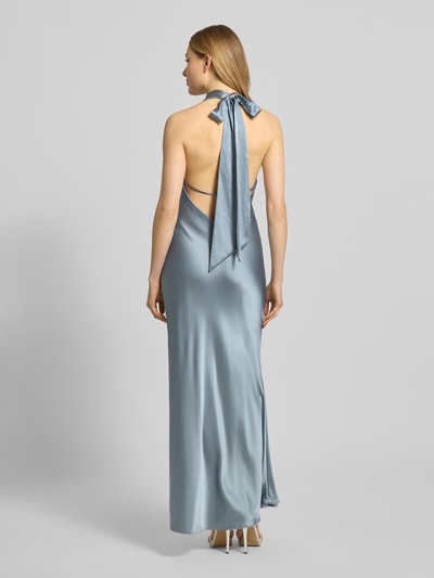 Frauenmodel trägt Abendkleid mit Wasserfall-Ausschnitt und tiefem Rückenausschnitt von Hey Kyla aus Satin, Maxikleid, Taillierter Schnitt, Ganzkörperansicht Rückansicht.
