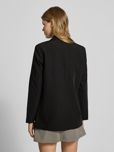Frauenmodel trägt Loose Fit Longblazer mit Abnähern Modell 'BOZZY' von Pieces, Optik: Unifarben, Reverskragen, Langarm, Pattentaschen, Ganzkörperansicht Rückansicht.