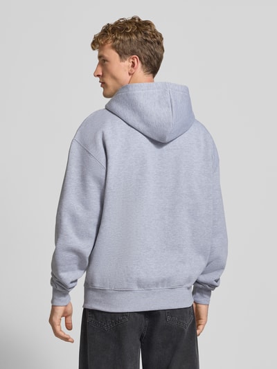 Männermodel trägt Regular Fit Sweatjacke aus Baumwoll-Mix von PEGADOR in Hellgrau, gerippte Abschlüsse, Ganzkörperansicht Rückansicht.