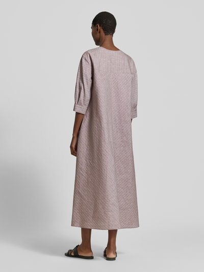 Frauenmodel trägt Midikleid aus Leinen-Baumwoll-Mix mit 3/4-Arm von MM by Max Mara, Wide-Fit, Modell MEMO, Ganzkörperansicht Rückansicht.