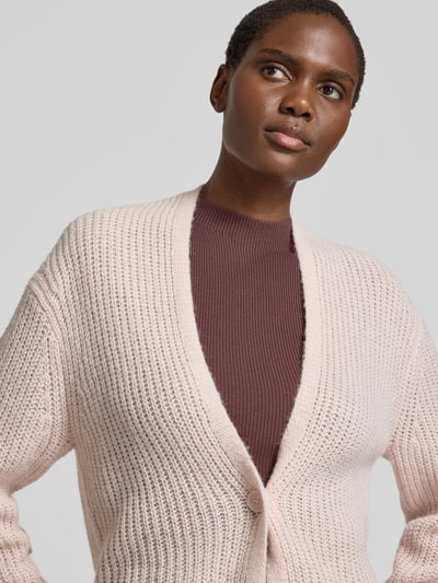 Frauenmodel trägt Regular Fit Cardigan mit Alpaka-Woll-Anteil Modell 'Kanna' von JOOP! in Strick-Optik, Nahaufnahme Oberkörper.