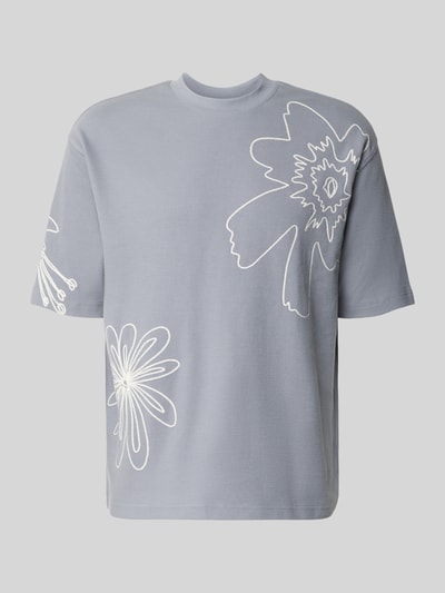 Produktfoto, T-Shirt mit Motiv-Stitching von JAKE*S STUDIO MEN, Baumwoll-Mix mit Stretch-Anteil, Regular-Fit, Rundhalsausschnitt, grauer Grundton, weiße florale Stickereien, glatte Textur, Rückenlänge bei Größe M 69 cm.
