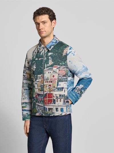 Männermodel trägt Regular Fit Jacke mit Allover-Motiv-Stitching Modell 'Jottar' von Drykorn, Material-Mix, Kentkragen, Reißverschluss, Ganzkörperansicht von vorne.