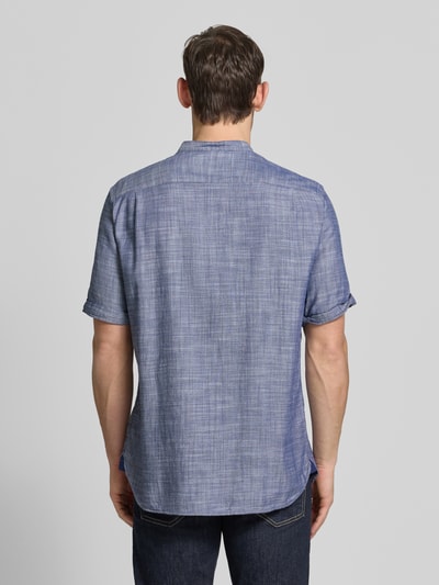 Männermodel trägt Regular Fit Freizeithemd mit Brusttasche von Christian Berg Men in Blau, reine Baumwolle, lockerer Schnitt, Ganzkörperansicht Rückansicht.