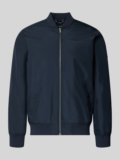 Produktfoto, Jacke mit Stehkragen Modell 'clay' von Matinique in Dunkelblau, Regular Fit, Eingrifftaschen mit Druckknopfverschluss, Reißverschluss, glatte Nylon-Textur.