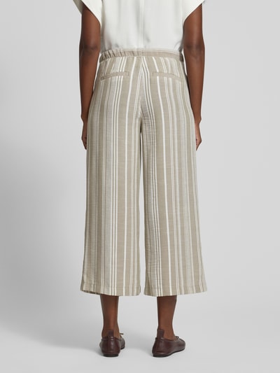 Frauenmodel trägt Culotte mit Kordelzug und Eingrifftaschen von Christian Berg Woman, beige mit weißen Streifen, lockerer Schnitt, Ganzkörperansicht Rückansicht.