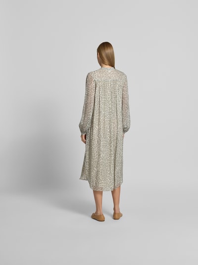 Frauenmodel trägt Midikleid mit Allover-Animal-Print von Lala Berlin in Beige-Braun, semitransparent, reine Viskose, Ganzkörperansicht Rückansicht.