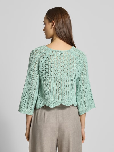 Frauenmodel trägt Cropped Pullover aus Baumwoll-Mix Modell 'NOLA' von ONLY, Optik: Unifarben, Grobstrick, Ganzkörperansicht Rückansicht.