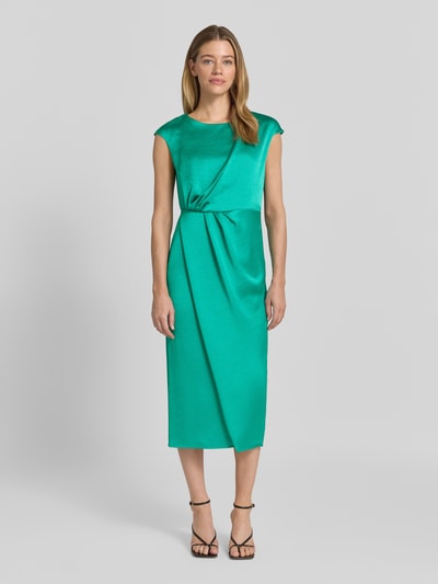 Modelka kobieca nosi sukienka midi z satyny z drapowaniami Midikleid aus Satin mit Drapierungen von Marc Cain, prosty krój, okrągły dekolt, zamek błyskawiczny z tyłu, długość tyłu w rozmiarze 36: 115 cm, szerokość w rozmiarze 36: 37 cm, kolor zielony, gładka tekstura, widok całej sylwetki z przodu.