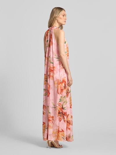Vrouwenmodel draagt avondjurk met draperende kraag van Adrianna Papell, recht model, maxi-jurk, bloemenprint, ruglengte maat 36: 142 cm, borstwijdte: 55 cm, druppelvormige hals met haak, ganzeperspectief achteraan