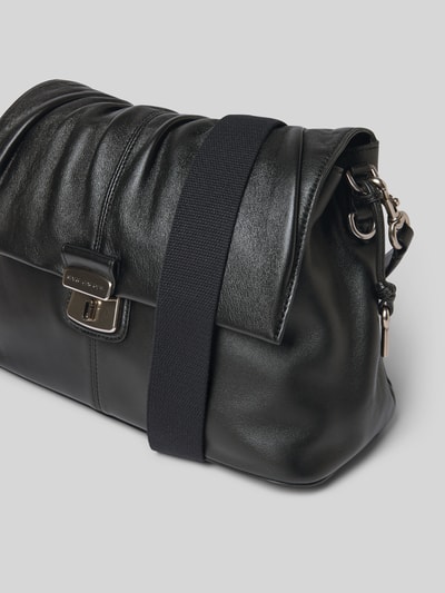 Produktfoto, Shoulder Bag aus echtem Lammleder von Marc Jacobs in Schwarz, matt glänzende Struktur, abnehmbarer Trageriemen, Logo-Detail, geteiltes Hauptfach mit Überschlag, Reißverschlussfach innen, Maße ca. 34 cm Breite, 21 cm Länge, 13 cm Tiefe.