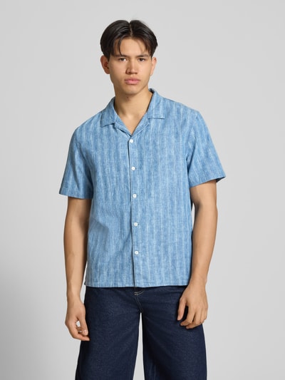 Męski model ma na sobie Regular Fit Freizeithemd aus reiner Baumwolle Modell 'SUNSET CAMP' od Levi's®, denim, faktura dobby, aplikacja z metką, krótki rękaw, krój regular fit, koszula casualowa z bawełny, widok całej sylwetki z przodu.