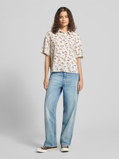 Frauenmodel trägt Regular Fit Kurzarmbluse aus Viskose-Mix von Marc O'Polo mit floralem Muster, helle Töne, Ganzkörperansicht von vorne, Damen Kurzarmbluse von Marc O'Polo DENIM.