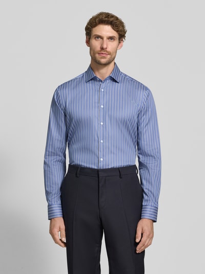Mannelijk model draagt regular fit zakelijk overhemd van puur katoen in blauw met witte strepen, Regular Fit Businesshemd aus reiner Baumwolle van Seidensticker, Heren Businesshemd, volledig frontaalaanzicht.