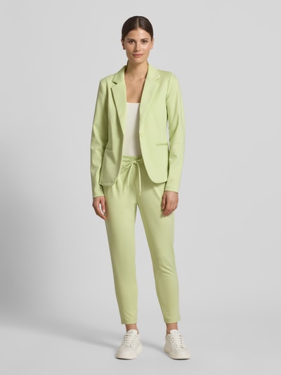 Frauenmodel trägt Sweatpants mit Tunnelzug Modell 'KATE' von ICHI in Pastellgrün, Material-Mix mit Viskose-Anteil, Regular-Fit, elastischer Bund, Ganzkörperansicht von vorne. Bundweite bei Größe S 37 cm, Innenbeinlänge 63 cm.