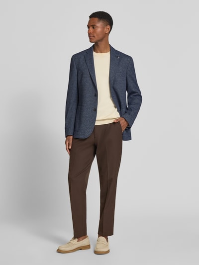 Mannelijk model draagt Slim Fit 2-Knoop-Colbert met structuurpatroon van bugatti in blauw met reverskraag en opgestikte zakken, volledige voorkantaanzicht.