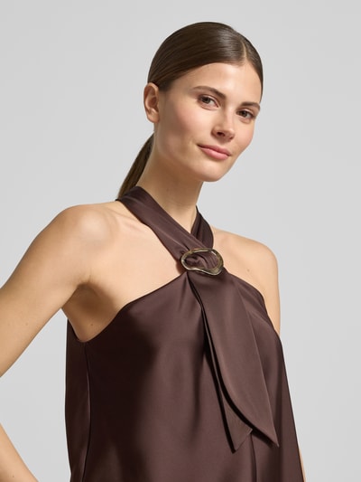Modelka kobieca nosi Regular Fit Top mit Zierbesatz od V by Vera Mont z satyny, z ozdobnym kołnierzem i wycięciem na plecach, kolor brązowy, krój regular fit, zdjęcie: zbliżenie na górną część ciała