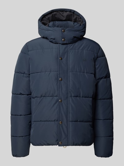 Produktfoto, Steppjacke mit Kapuze und Reißverschluss von Superdry in Dunkelblau, sichtbare Knopfleiste, wattiert, glatte Oberfläche