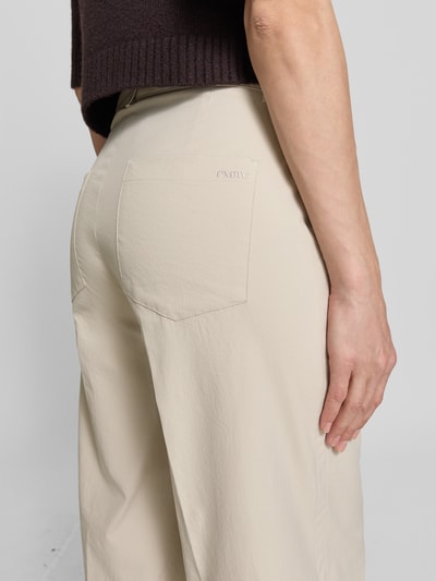 Frauenmodel trägt Stoffhose mit Eingrifftaschen Modell 'CARA' von Cambio, Wide-Fit, Haken-Reißverschluss, Bügelfalte, Detailaufnahme Rückansicht.