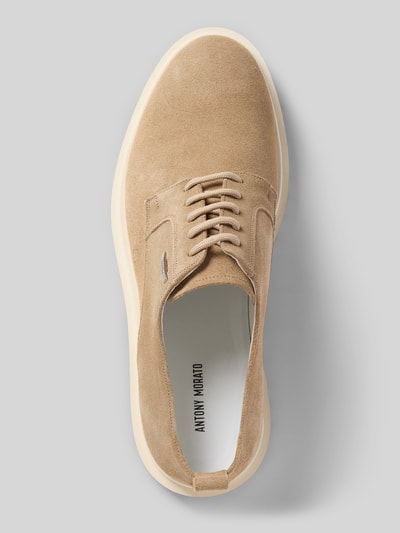 Produktfoto, Veterschoenen met labeldetail model 'RUSSELL' van Antony Morato, echt leer, afgeronde punt, gestructureerde zool, beige tinten. Context: heren veterschoenen met vetersluiting, hakhoogte maat 44: 5 cm, schachthoogte 7 cm, schachtbreedte 6 cm.