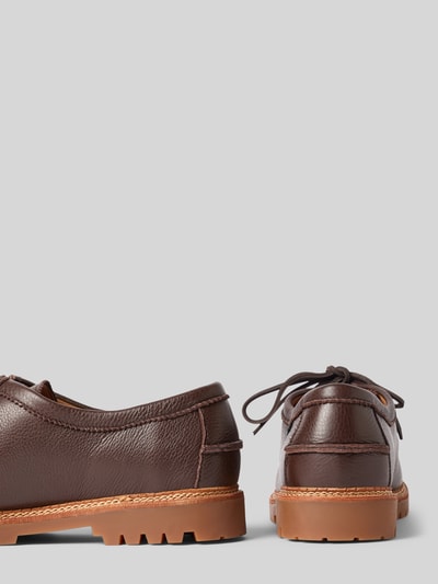 Produktfoto, braune Schnürschuhe aus echtem Rindsleder Modell 'JETT APRON' von Polo Ralph Lauren, glatte und genarbte Textur, helle Sohle