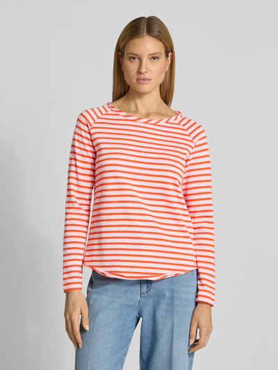 Frauenmodel trägt Longsleeve mit Rundhalsausschnitt von Smith and Soul, Reine Baumwolle, Regular-Fit, Allover-Look, Rückenlänge 65 cm, Ganzkörperansicht von vorne.