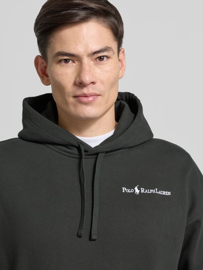Männermodel trägt Relaxed Fit Hoodie mit Label-Stitching und Känguru-Tasche von Polo Ralph Lauren, Baumwoll-Mix, Nahaufnahme Oberkörper.