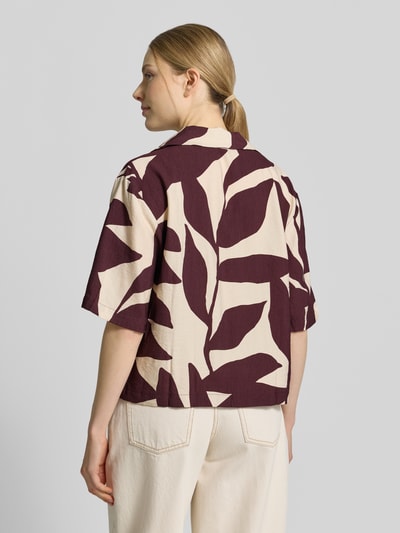 Frauenmodel trägt Relaxed Fit Bluse im Allover-Look Modell 'PLUMAS' von Mango, großformatiges Blattmuster in Dunkelrot auf Creme, Viskose-Mix, Rückenlänge 57 cm, Ärmellänge 29 cm, Ganzkörperansicht Rückansicht.
