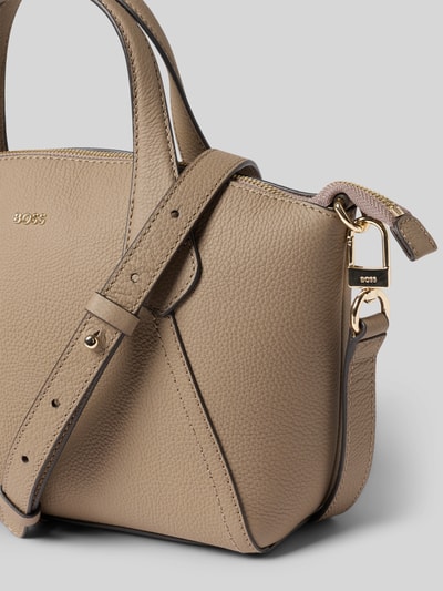 Produktfoto, Umhängetasche aus echtem Rindsleder Modell 'Lenah' von BOSS in sandfarbenem Ton mit goldfarbenen Details, Damen Umhängetasche von BOSS