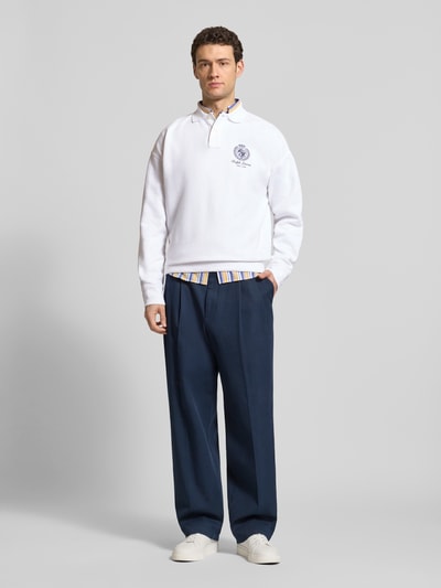 Männermodel trägt Regular Fit Sweatshirt aus Baumwoll-Mix von Polo Ralph Lauren, unifarben weiß, mit Label Print, Ganzkörperansicht von vorne