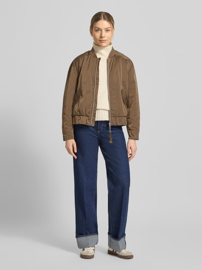 Frauenmodel trägt Jacke mit Pattentaschen Modell 'CIBLOUMINA' von CINQUE in Braun, Regular Fit, Stehkragen, Reißverschluss, Ganzkörperansicht von vorne