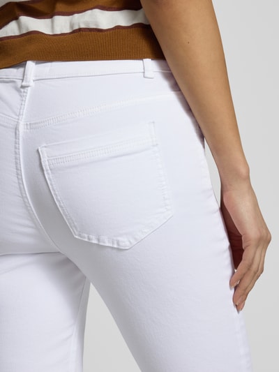 Frauenmodel trägt Slim Fit Jeans in verkürzter Passform mit Eingrifftaschen von Christian Berg Woman aus Baumwoll-Elasthan-Mix, Nahaufnahme Rückansicht.