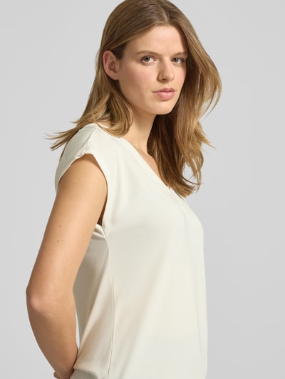Frauenmodel trägt Loose Fit T-Shirt aus Modal-Mix Modell 'FREE' von Only, unifarben, V-Ausschnitt, kurzarm, Nahaufnahme Oberkörper.