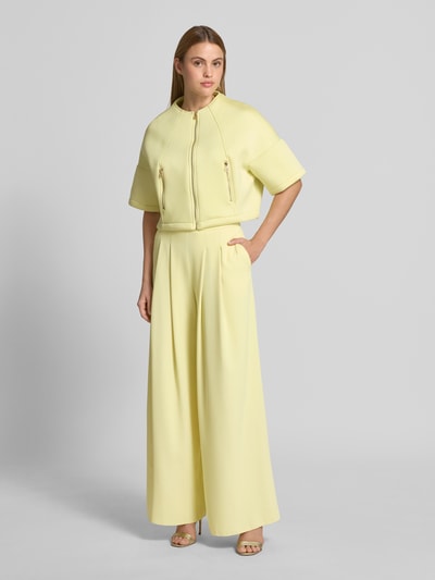 Frauenmodel trägt Jacke mit 1/2-Arm und Reißverschlusstaschen von Rinascimento, gelb, Viskose-Mix, gerader Schnitt, Ganzkörperansicht von vorne.