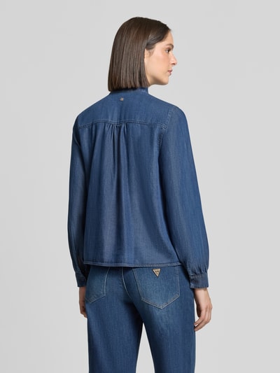 Männermodel trägt bluzka koszulowa Relaxed Fit Hemdbluse aus Lyocell-Mix Modell 'Paloma' von MOS MOSH, mieszanka lyocellu z dodatkiem wiskozy, Tkanina stylizowana na denim, z długim rękawem i stójką, widoczna Długość tyłu 59 cm, Długość rękawów 62 cm, Ganzkörperansicht Rückansicht.