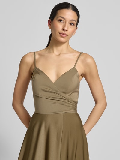 Frauenmodel trägt Abendkleid mit Spaghettiträgern von Laona in olive, taillierte Passform, V-Ausschnitt, Maxilänge, Nahaufnahme Oberkörper.