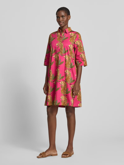 Frauenmodel trägt knielanges Hemdblusenkleid im Allover-Look von Christian Berg Woman in Pink-Gold mit Blättermuster, reine Baumwolle, A-Linie, 1/2-Arm, Ganzkörperansicht von vorne.