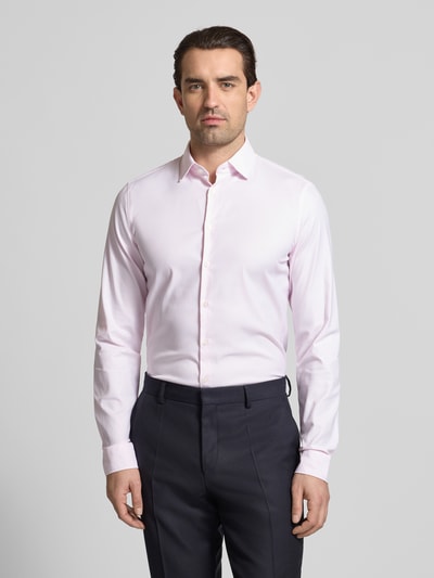 Männermodel trägt Slim Fit Business-Hemd mit Kentkragen und extra langem Ärmel von Jake*s, Material-Mix mit Stretch-Anteil, hellrosa, Ganzkörperansicht von vorne. Rückenlänge 80 cm, Schulterbreite 44 cm, Ärmellänge 71 cm bei Größe 39/40.