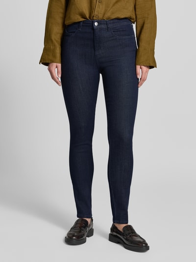 Frauenmodel trägt Slim Fit Jeans aus Viskose-Mix mit Lyocell-Anteil von Emporio Armani in Dunkelblau, 5-Pocket-Design, Ganzkörperansicht von vorne. Elastischer Stoff, Knopf- und Reißverschluss, Bundweite 35 cm, Innenbeinlänge 83 cm bei Größe 27.