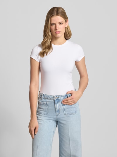 Frauenmodel trägt T-Shirt mit Rundhalsausschnitt von REVIEW, Damen T-Shirt aus Baumwoll-Elasthan-Mix, Slim-Fit, einfarbig Weiß, Rückenlänge 51 cm bei Größe S, Nahaufnahme Oberkörper.