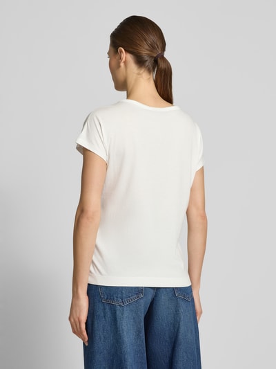 Frauenmodel trägt Regular Fit T-Shirt mit Statement-Print von monari aus Baumwoll-Modal-Mix, Rundhalsausschnitt, kurzärmelig, Rückenlänge 56 cm; Ganzkörperansicht Rückansicht.