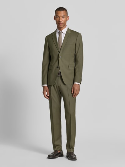 Männermodel trägt Slim Fit Business-Hemd mit Kentkragen von Jake*s aus Reine Baumwolle, Weiß, Knopfleiste, Sportmanschetten, Ganzkörperansicht von vorne.