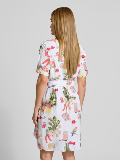 Vrouwenmodel draagt knielang Hemdblusenkleid im Allover-Look van Marc Cain, katoen- en viscosemix, recht model, strikceintuur, Ganzkörperansicht Rückansicht.