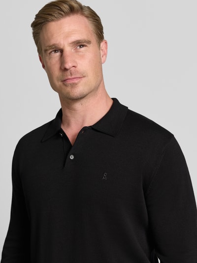 Männermodel trägt zwart slim fit poloshirt uit puur katoen met subtiel logo, Slim Fit Poloshirt aus reiner Baumwolle van ARMEDANGELS, Nahaufnahme Oberkörper