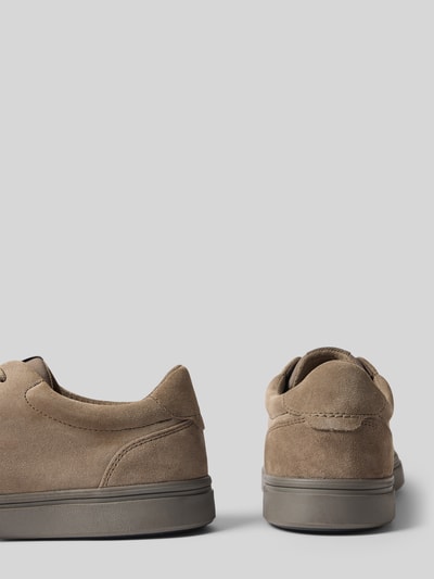 Produktfoto, Sneaker aus echtem Leder Modell 'Baltimoore' von Geox in Beige, abgerundete Passform, braune Sohle, Rückansicht, Herren Sneaker, Logo-Prägung, Absatzhöhe 3 cm, Schafthöhe 7 cm, Schaftweite 10 cm