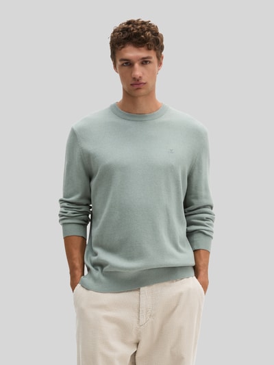 Männermodel trägt Regular Fit Pullover aus Baumwoll-Mix mit Schurwoll-Anteil von Marc O'Polo in Hellgrün, Ganzkörperansicht von vorne, Herren Pullover von Marc O'Polo.
